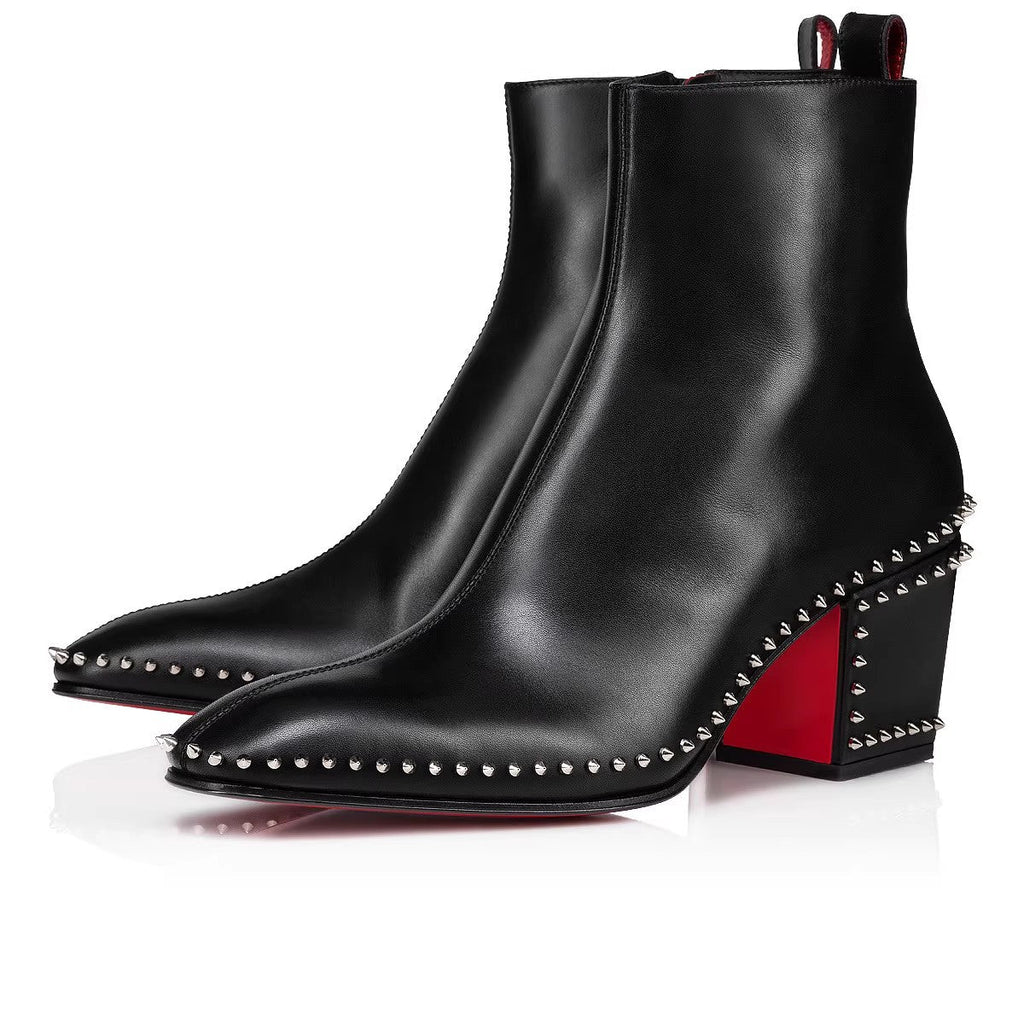 Stiefeletten mit Nieten und Absatz Code: Sale50