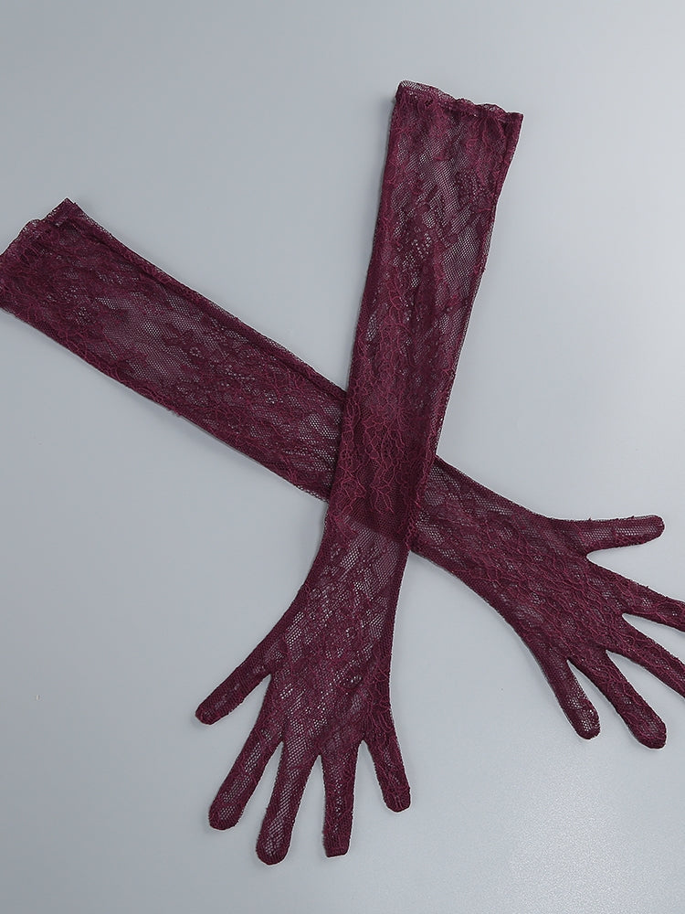 Abendkleid mit Rollkragen und Handschuhen