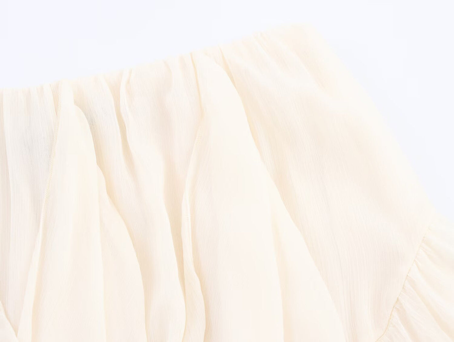 Rock mit verspielten Falten