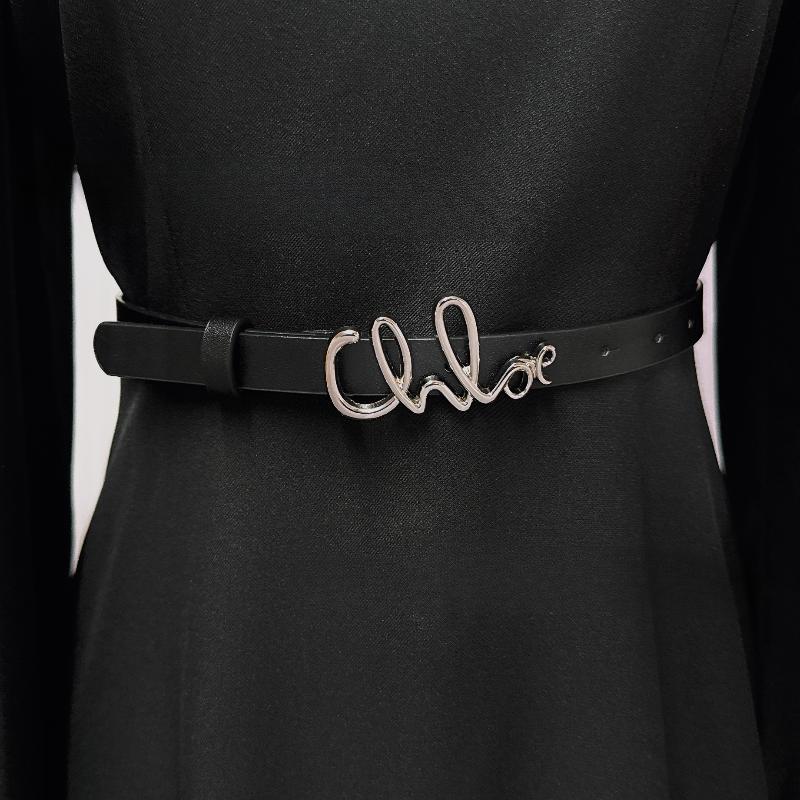 Modischer Gürtel mit Metallschnalle mit Buchstaben