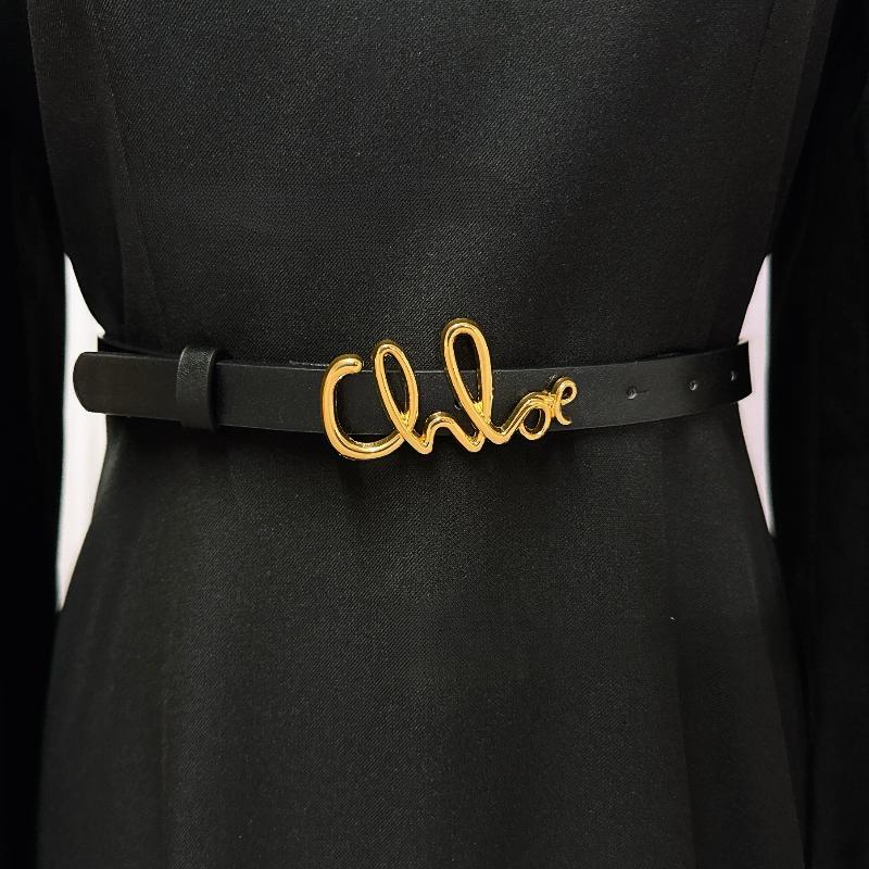 Modischer Gürtel mit Metallschnalle mit Buchstaben