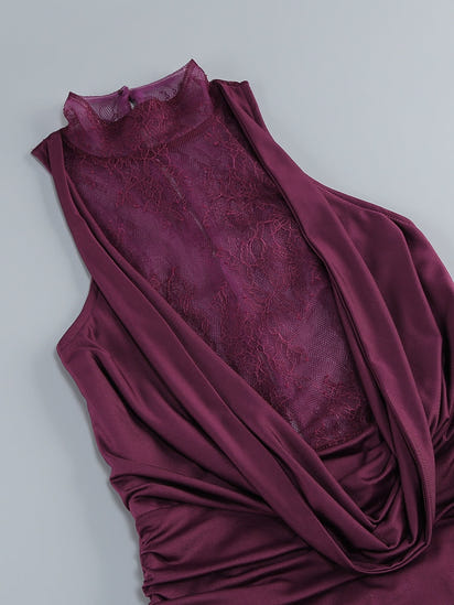 Abendkleid mit Rollkragen und Handschuhen