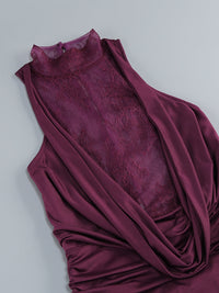 Abendkleid mit Rollkragen und Handschuhen