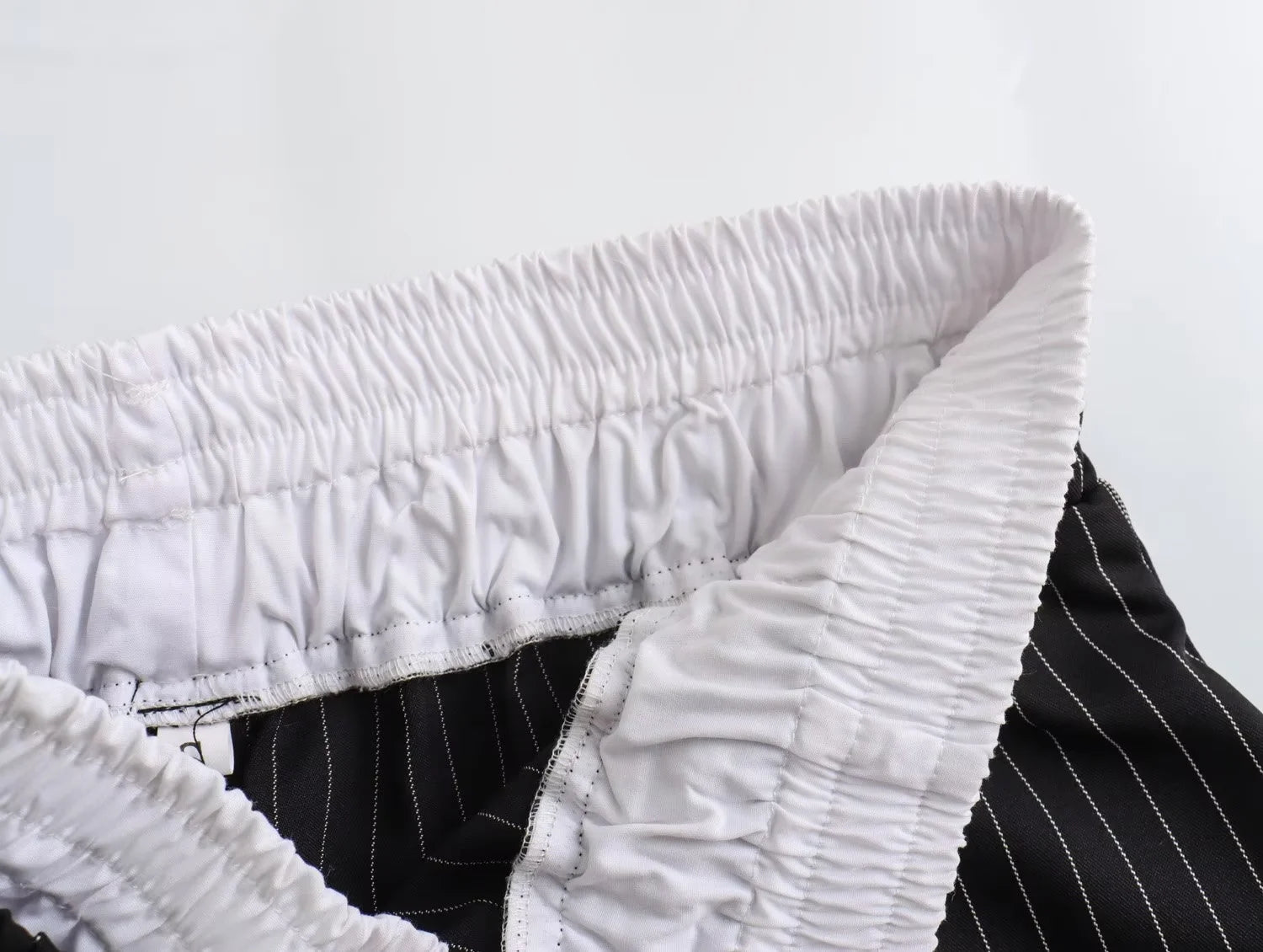 Weite Hose mit Streifen und Patchwork