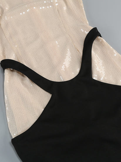 Funkelndes Abendkleid mit Kontrastfarben