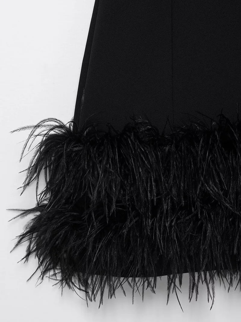 Kurzes Kleid mit schwarzen Federn
