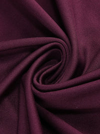 Abendkleid mit Rollkragen und Handschuhen