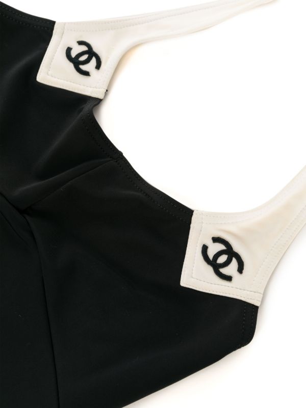 Schwarzer Badeanzug mit weißem Neckholder